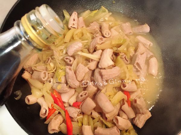 試試小腸口感味道，起鍋前淋少許香油提香氣