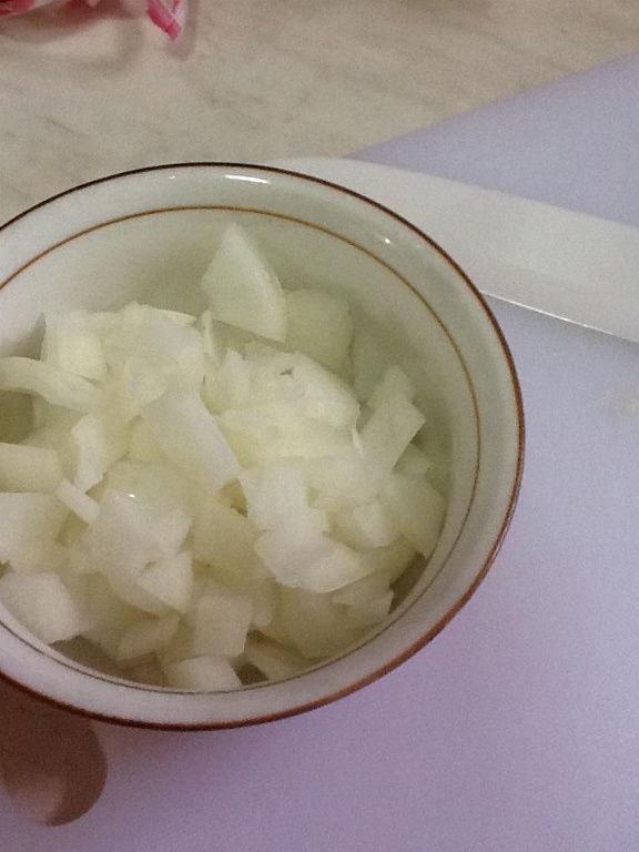 洋蔥切碎, 視個人口感喜好, 也可以切絲