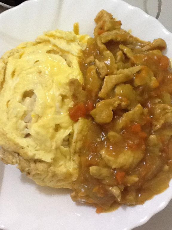 蛋皮蓋在飯上然後刀子切開就爆漿啦 XD
這時候就再淋上咖哩醬以及調味胡椒
大功告成