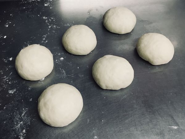 麵團分成6等份，排氣滾圓，放置10分鐘