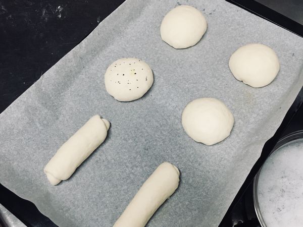 放在烤盤上，縮口面朝下放置