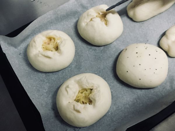 用剪刀剪十字，稍微撥開黏於四邊