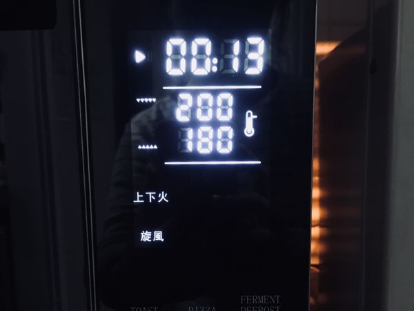 放進烤箱，上火200度，下火180度，大約13～14分鐘，依照麵包上色情況調整