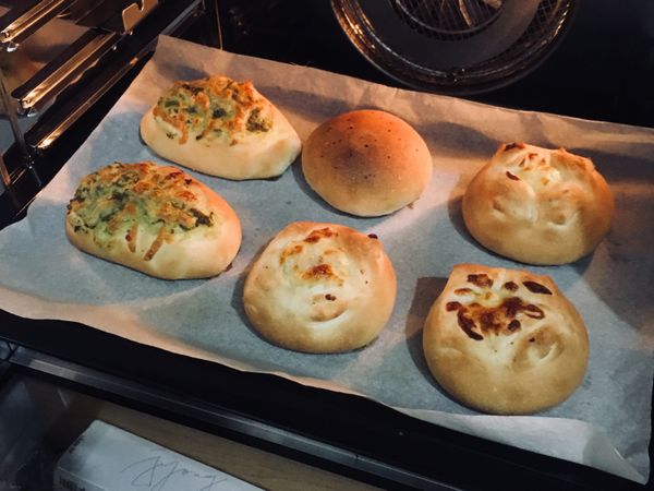 熱騰騰的麵包完成😋😋