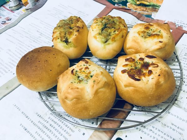 拿出灑上巴西里放涼就可食用囉😊