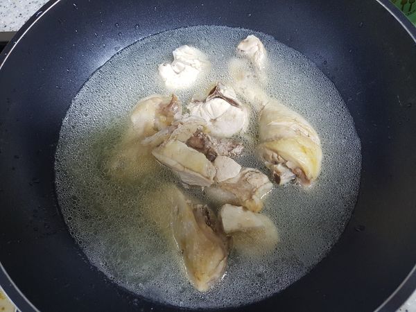 先將韓式冬粉及年糕一起泡在溫水裡靜置，再將買來的雞肉先泡20分鐘在冷水裡，之後再將雞肉燙至五分或八分熟，之後將水另外呈起並撈出上面浮出的雜質