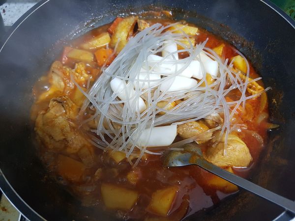 就一直給他滾，滾到湯汁剩下一半，食材有露出湯汁的表面時將年糕及韓式冬粉撈出來一起放下去煮，記得三不五時就用湯匙下去給他拌一下，讓所有食材都可以在湯汁內煮一下。
