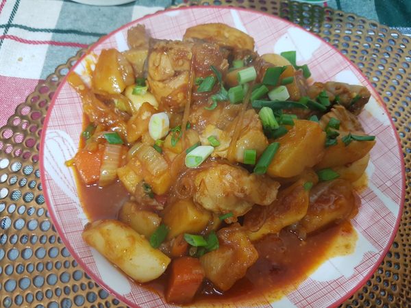 待湯汁收到剩下一點點，而馬鈴薯也都熟透了，就可以起鍋呈起，呈起來後再灑上蔥花（綠色部份）及白芝麻粒就完成了，真的是很下飯的一道菜。