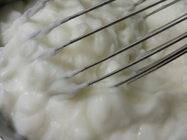 先量出246g再來米粉跟246g水
粉可以過篩在加入，或直接跟水混合
在放上瓦斯爐，倒入750g水，開小火
慢慢攪拌，直到有點攪不動(這過程叫收水)
也就是糊化，要小心別燒焦，一定要一直拌
拌到有明顯的痕跡就離火，繼續拌到圖那樣。

也能直接把750g水煮到全滾
(一定要全滾，直接沖入米漿糊化)