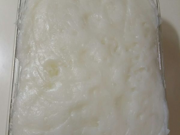 容器均勻抹油後，把米糊倒入，注意不要有縫隙，讓米糊塞滿整個容器，倒完後摔個幾下，別太大力，讓米糊可以分佈均勻，在鏟子或手上倒些油把表面整平(抹油才不會黏)