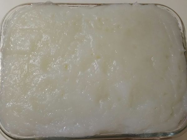 電鍋外鍋一杯水，放上蒸架在把米糊放進去蒸大約15～20分(時間依水杯容量大小而定)
這份量20分左右就會熟，電鍋跳起後，用筷子或蛋糕探針之類插入中心點，表面如果沒白白的，筷子取出沒沾到米糊就是熟了，如果還有沾黏就在加半杯熱水去蒸，粿剛蒸好時表面都會水水，糊糊爛爛的，不是失敗，冷卻後就會收水。