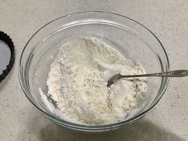 把低筋麵粉 糖粉和鹽混合