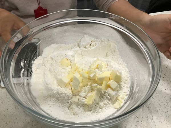 把冷藏奶油切塊丟入麵粉內