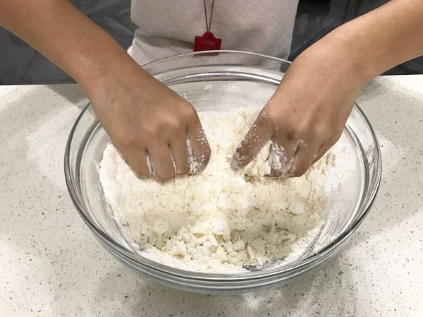 以手搓揉至奶油和麵粉成碎碎小塊