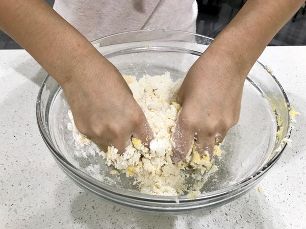 加入蛋之後，用手充分揉捏