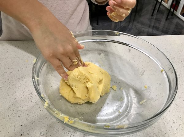 成了麵團之後，拿出來放在烘焙紙上