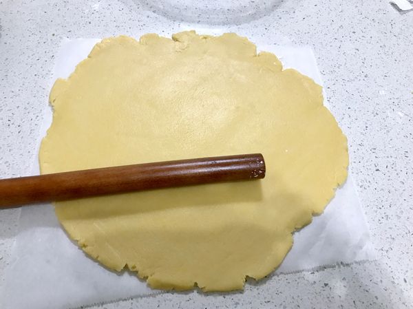 用桿麵棍桿成比派模在大3公分的扁平圓形