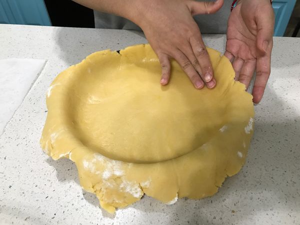 放入派模中整形一下