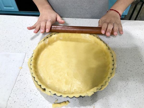 桿掉多餘的麵團