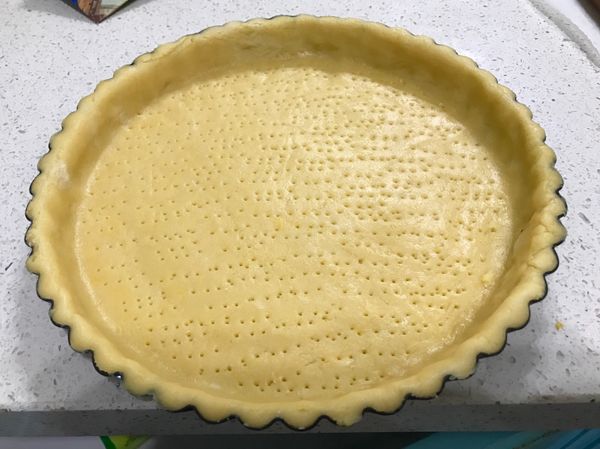 在派皮上戳洞，避免膨脹，放入事先預熱的180度烤箱中烤約20分鐘，直到派皮上色