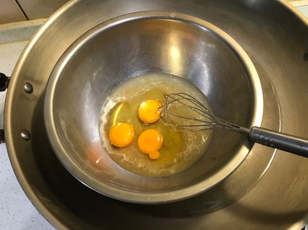 在烤派皮的時候就來做檸檬內餡！
在炒菜鍋中加水，開火，然後再準備一個比較小的容器，把檸檬汁、水、糖和蛋全部放入容器中，以隔水加熱的方式攪拌到變濃稠(約5分鐘)