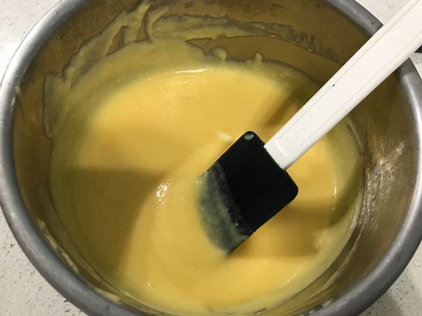 趁熱拌入切成小塊的奶油