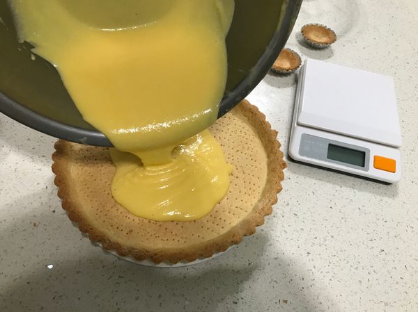 倒入烤好、放涼的派皮