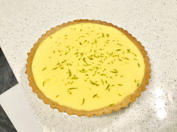 刮檸檬皮做裝飾，然後就可以冰進冷凍庫，三個小時後拿出來就可以直接吃了！