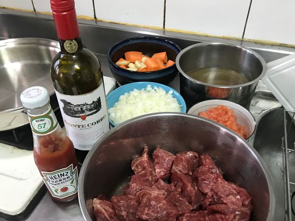 Mise en place 
1. 將買回來的牛肩里肌除去筋膜與過多的脂肪；再分成適當的大小。之後將肉抹上鹽巴，淋上橄欖油，醃製兩小時。
2. 洋蔥剁碎、紅蘿蔔切塊、番茄切丁（concasse）、蒜頭拍扁。
3. 熬好高湯、準備好紅酒與番茄醬。