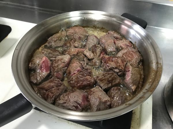 先用特級初榨橄欖油在煎鍋上，將牛肩里肌，煎上色後，取出牛肉置放於一旁。