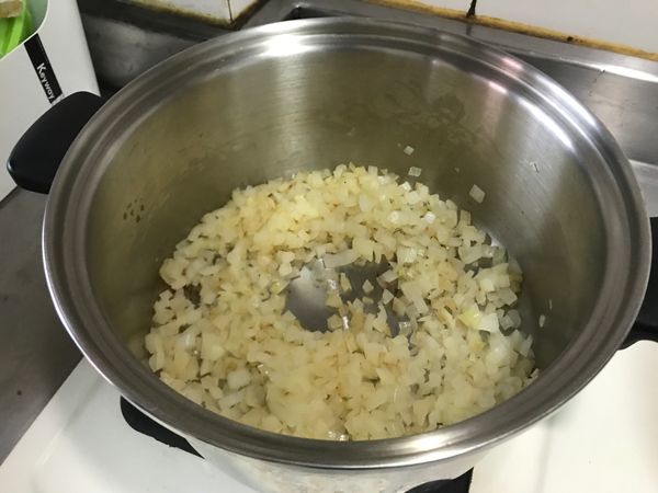 取大鍋（燉鍋）放入適量橄欖油，熱鍋後，將洋蔥炒軟。