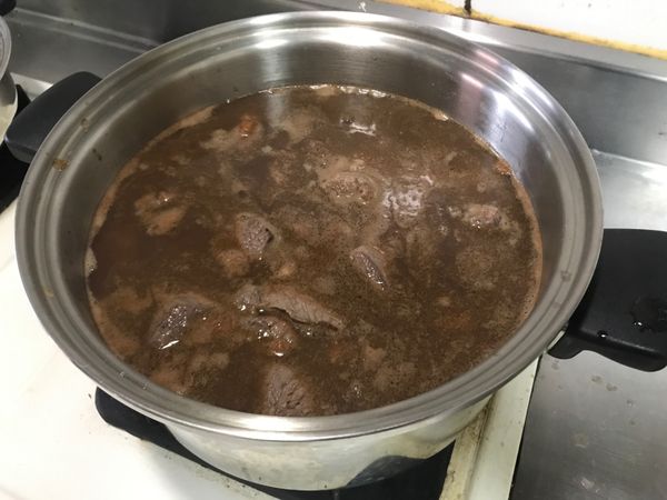 將煎上色的牛肉放入鍋，並將高湯也加入其中，大火沸騰後，轉成小火，慢燉60分鐘。