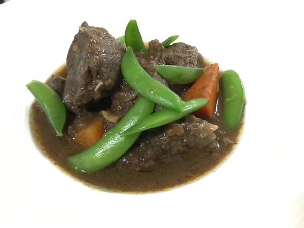 起鍋前，準備另一鍋熱鹽水將甜豆燙熟（2-3分鐘），放上乘在盤中的燉牛肉上即完成。