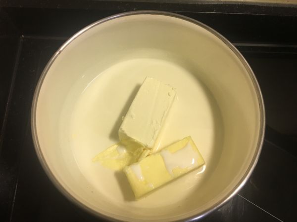 將牛奶+cream cheese+奶油裝一鍋，用中火融化後離火放涼