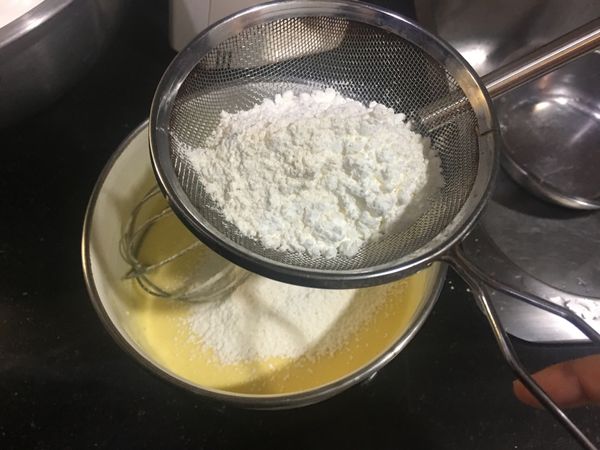 低粉+玉米粉過篩，與步驟2混合到看不見結塊