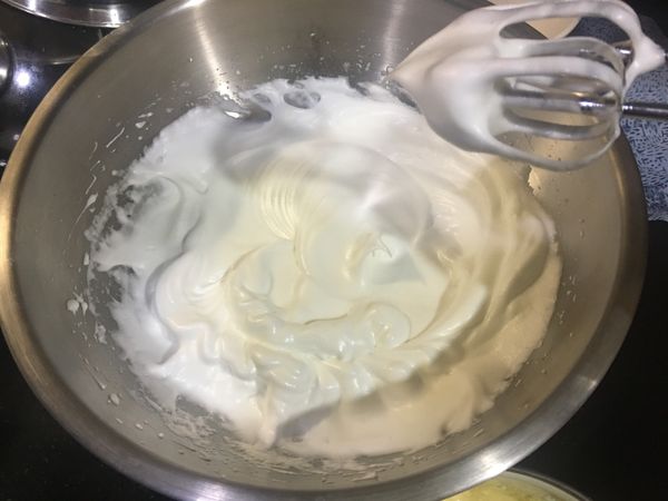 用一大碗將蛋白打發到濕性發泡後分次加入砂糖打到乾性發泡