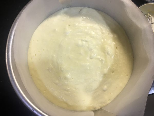 倒入烤模，輕震擠下甩出大泡泡