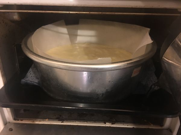 在烤盤上放一張吸水紙巾或薄毛巾，放上蛋糕，倒進熱水在烤盤，約1.5-2公分高