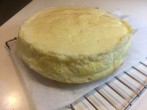 蛋糕體會升高，比原本高2倍
烤好後倒扣放涼