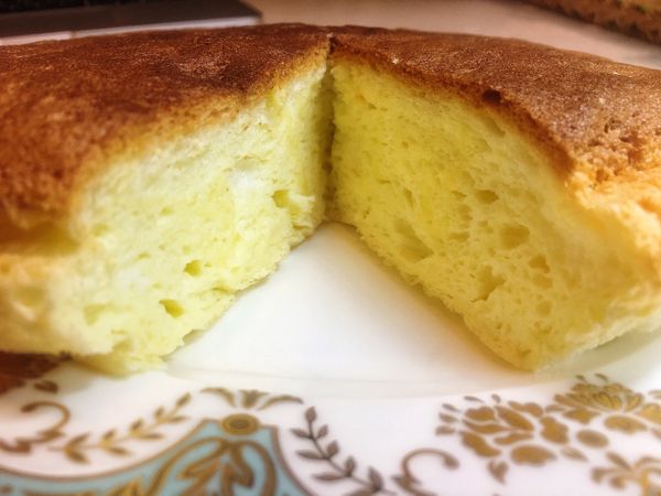 溫溫的吃味道最佳
*這時候蛋糕可以放盤子上搖一搖，hen晃
上面可以灑點糖粉裝飾