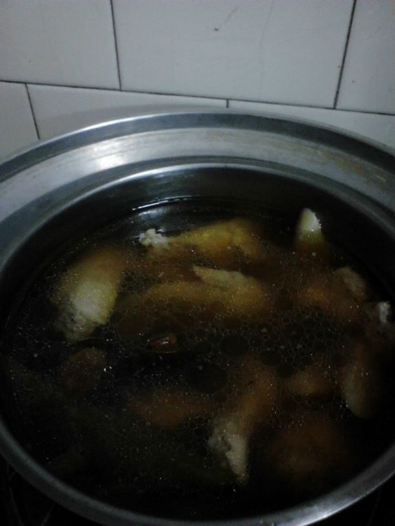 然後拿出電鍋用的內鍋，沖一下，把所有的東西都丟進去內鍋，記得剝皮辣椒的醬汁也要到一半進去喔!!