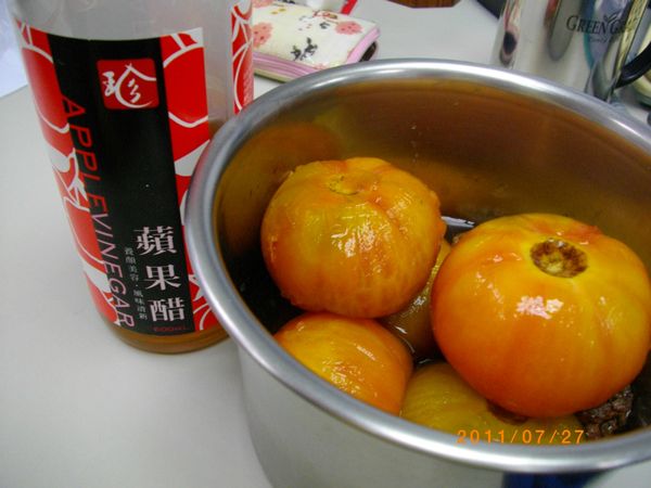 步驟4 將[醃料]與水果醋及蕃茄放置保鮮盒放置冰箱冷藏一天即可食用