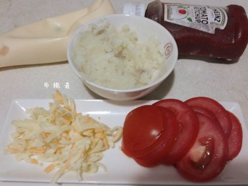 馬玲薯蒸軟壓成泥(若愛有點口感，可以保留部份塊狀)
蕃茄切片