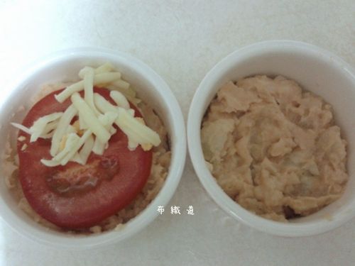 拌好調味料的薯泥放至烤碗，放上蕃茄片，最後再舖滿披薩起司絲
進烤箱，約10分(依家裡烤箱)