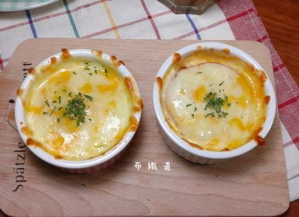 起司溶化，表層有點金黃色即取出。
灑上巴西里葉。視覺效果馬上升級。