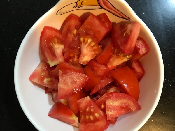 蕃茄洗淨切小塊備用。