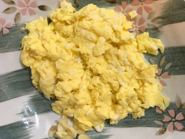 鍋中放入少許油，先炒蛋。炒約六七分熟，撈起備用。