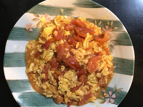 同一只鍋中再加些油，放入蔥蒜爆香後，倒入蕃茄丁炒軟。
再加入剛才炒好的蛋，以及番茄醬、醬油、糖。起鍋前用太白粉水稍微勾芡一下即可。