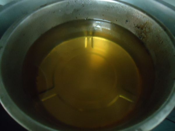 放入250g的糖，待所有糖溶解倒入500g白醋和1小茶匙鹽。滾後熄火放涼即可。(一定要放涼才可倒入高麗菜內)