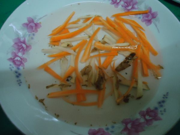 紅蘿蔔、薑切絲，辣椒切菱形狀，蒜頭去皮壓扁
，然後再用蒸餾水沖洗後。